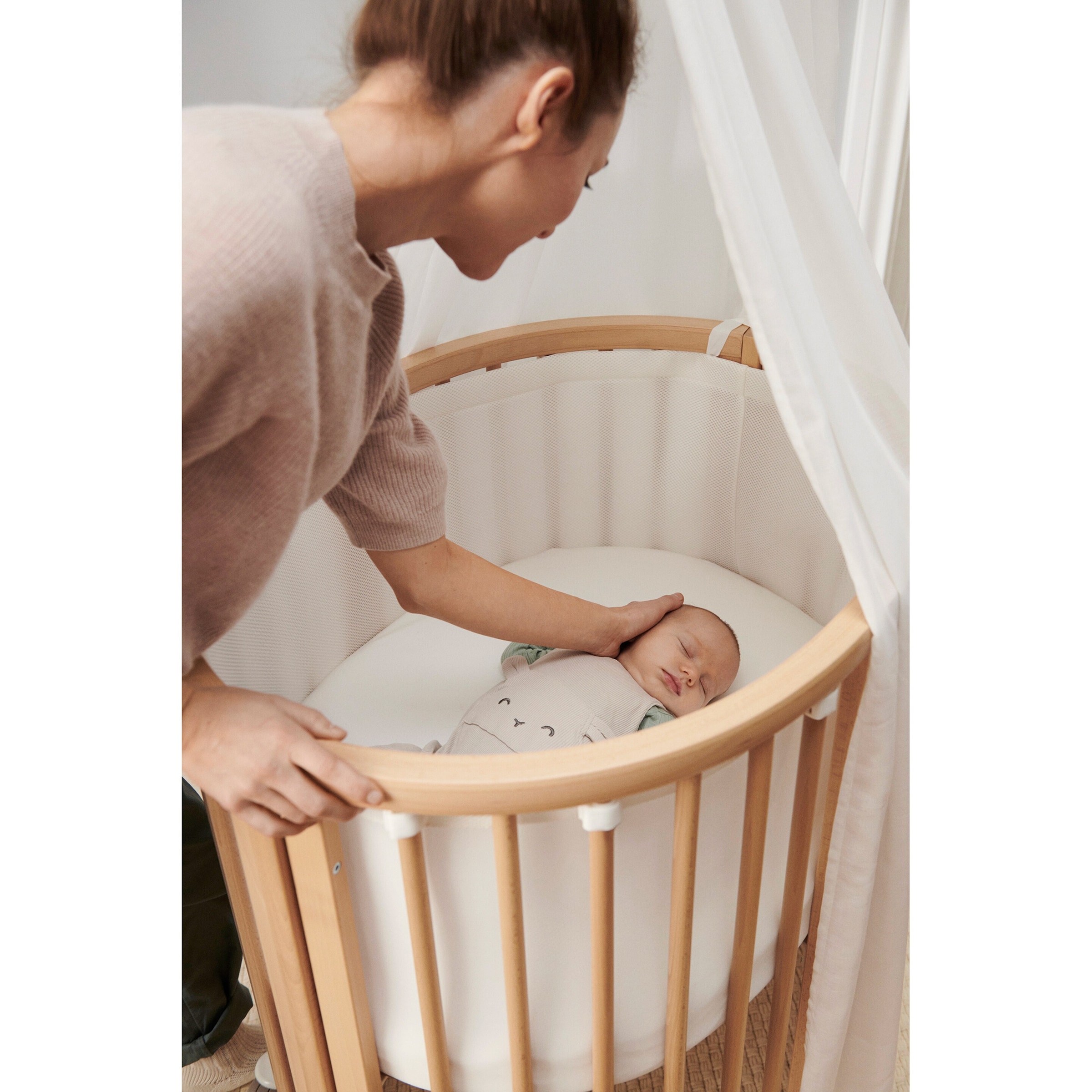 Stokke® Sleepi™ Bundle Sleepi Mini inkl. Umbausatz, 2 Matratzen und Spannbettücher, Himmelstange und Himmel