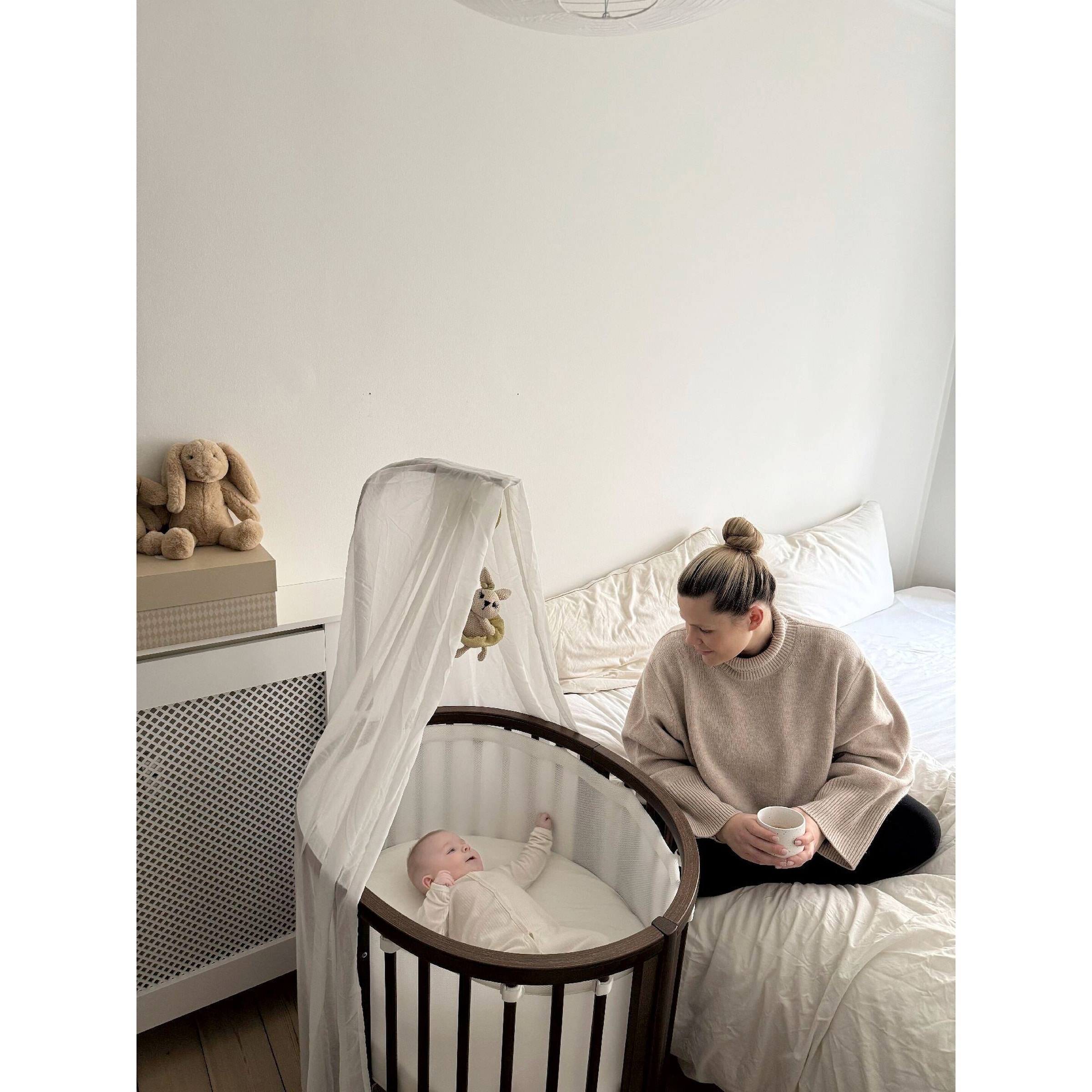 Stokke® Sleepi™ Bundle Sleepi Mini inkl. Umbausatz, 2 Matratzen und Spannbettücher, Himmelstange und Himmel